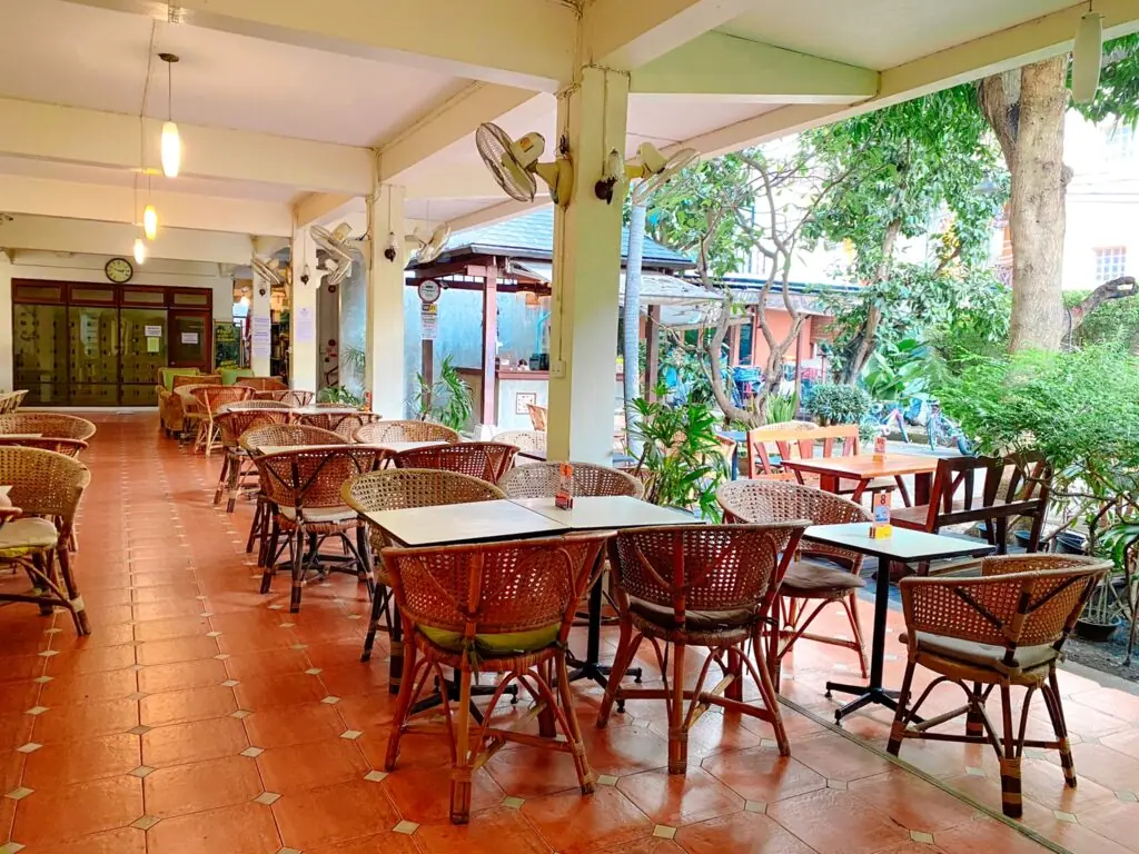 Restaurant in the courtyard